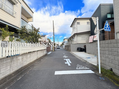 【前面道路含む現地写真】 | 日野市南平１丁目　新築戸建　全1棟