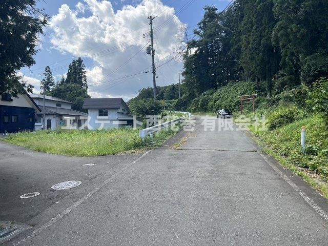湯本第19地割　土地の前面道路含む現地写真|北側が高くなっております。
