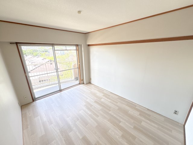 ハイネス生駒の洋室