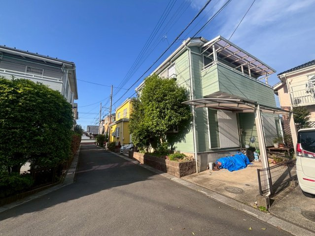 越谷市大字南荻島の中古一戸建の前面道路含む現地写真