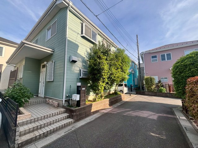越谷市大字南荻島の中古一戸建の前面道路含む現地写真