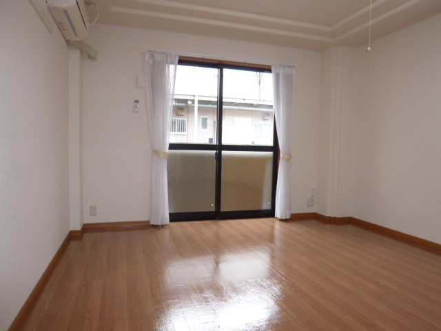 倉敷市中庄のアパートの居間・リビング|洋室