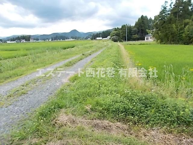 【商談中】花巻市鍋倉北村　土地の前面道路含む現地写真|接道（未舗装）