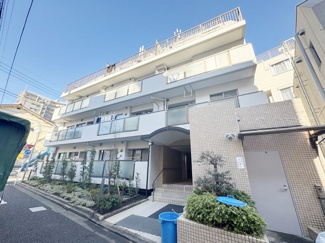 【外観】 | 手入れの行き届いた外壁やエントランスなど、「見ればわかる」レベルで清潔感を保ったマンションです。築年数を感じさせない姿で皆様をお出迎えします。～即日のご見学可能～　お問合せはお気軽にどうぞ。