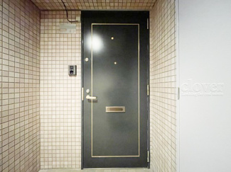 【その他共用部分】 | 皆様をお迎えする、お部屋の玄関ドア。開けやすさや開放角度、ドアノブの操作しやすさや鍵の形状などを、現地で一度ご確認ください。～即日のご見学可能～　お問合せはお気軽にどうぞ。