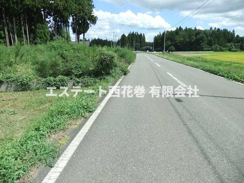 花巻市鍋倉字地森　土地の前面道路含む現地写真