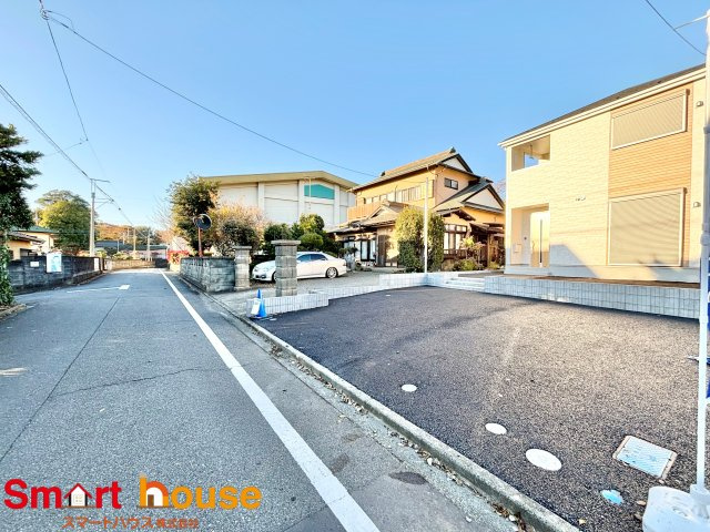 相模原市中央区田名　1棟の前面道路含む現地写真|お住まいの前面道路が広いと駐車が楽になり、陽当たりも遮られないので明るく居心地の良いお家になります♪
