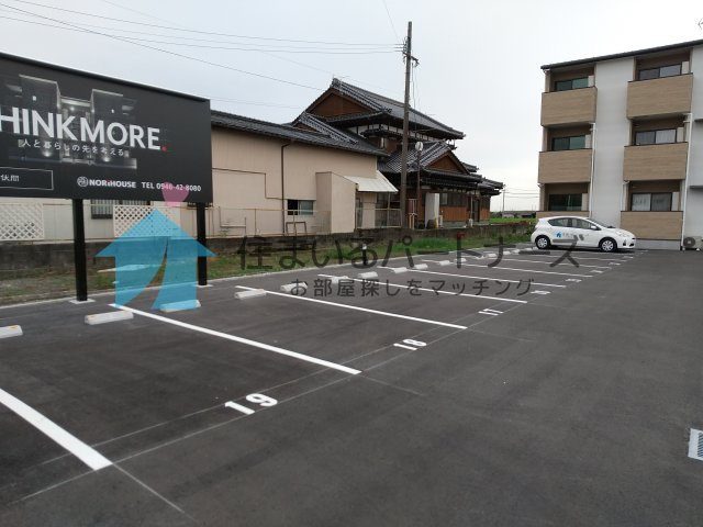 ティーレグノ野伏間A棟の駐車場