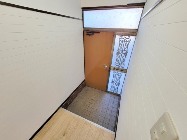 学園新田町テラスハウスの玄関