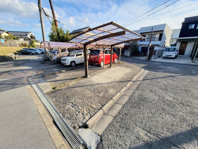 学園新田町テラスハウスの駐車場