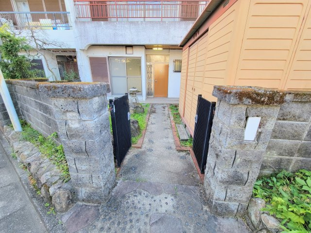 学園新田町テラスハウスのエントランス