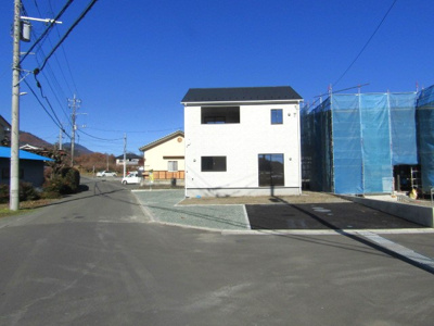 【前面道路含む現地写真】 | クレイドルガーデン南アルプス市上宮地第1　1号棟 | 前面道路含む現地写真です