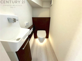 温水洗浄便座付トイレは温水洗浄機能により、暖かい水でおしりを洗浄することができ、冷たい水を使う従来の便座に比べ、温水洗浄機能で暖かいトイレを提供し、快適な使用を可能にします。