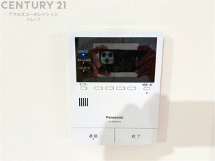 訪問者が来たときにテレビ画面で確認できるため、安心してドアを開けられます。録画機能があるものもあり、留守中に来訪者を記録しておくことができます。利便性が高く、セキュリティ面でも安心です