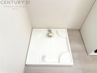 洗濯物の仕分け作業がしやすく、整理整頓が容易になります。洗濯音や湿気を他の部屋に持ち込まず、生活環境を快適に保ちます。上部を活用すれば収納スペースを確保でき洗剤や洗濯用品の整理もしやすくなります。