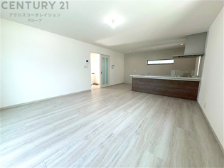 キッチン前のダイニングスペース　カウンターキッチンから料理の受け渡し等に便利です。ダイニングセットを置いても十分な広さを確保。