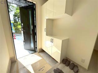 大きな玄関収納付きの玄関です　家族皆様の履物をしっかり収納できます
