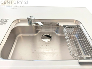 大きなシンクでお鍋などの大きな調理器具を洗う際にも便利です。