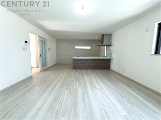 リビングダイニングは家族や友人とのコミュニケーションを楽しむ場所でくつろぎながら食事や会話を楽しめ、多目的に利用できリラックスできる空間です。家庭内の中心として機能し、快適な生活をサポートします。