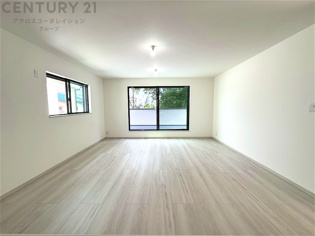 キッチン前のダイニングスペース　カウンターキッチンから料理の受け渡し等に便利です。ダイニングセットを置いても十分な広さを確保。