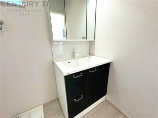 化粧品や洗顔料、歯ブラシなどの必需品をまとめて置ける収納スペースがあり、使用するたびに取り出す手間が省けます。また、水回りのため、濡れても大丈夫な素材が使用されており、お手入れが簡単です。