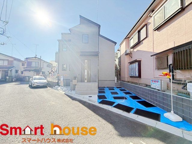 東京都武蔵村山市学園　新築1棟の前面道路含む現地写真|お住まいの前面道路が広いと駐車が楽になり、陽当たりも遮られないので明るく居心地の良いお家になります♪