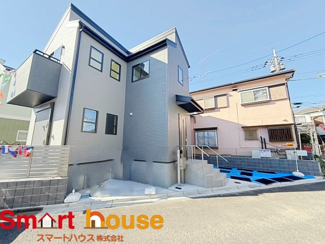 東京都武蔵村山市学園　新築1棟の前面道路含む現地写真|オシャレな外観は、人の目を引くだけではなく自慢したくなりますね！植木を置いたりアレンジは、自由です。自分の好みに仕上げましょう♪