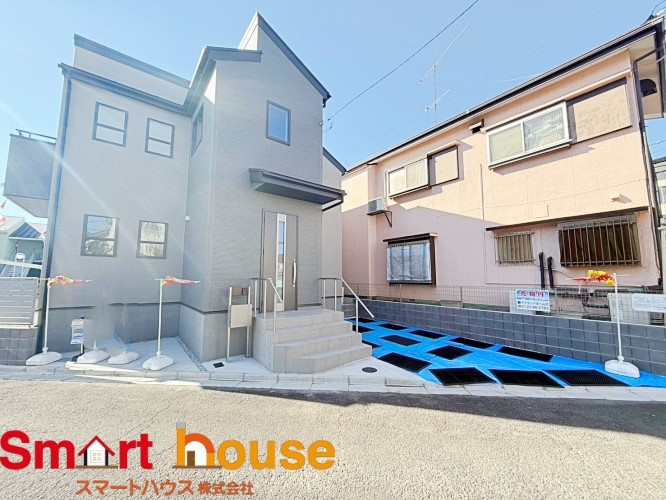 東京都武蔵村山市学園　新築1棟の外観|外壁が周囲の街並みと青空に生えるお洒落な仕上がり！周囲には高い建物のないエリア。青い空が大きく感じますね。