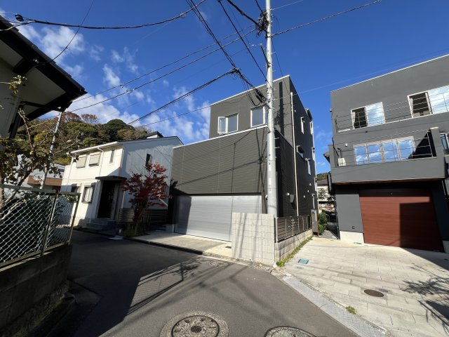 海見え！ 由比ガ浜海岸まで徒歩4分　3LDK　築浅住宅の前面道路含む現地写真|前面道路