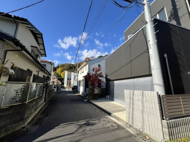海見え！ 由比ガ浜海岸まで徒歩4分　3LDK　築浅住宅の前面道路含む現地写真|前面道路