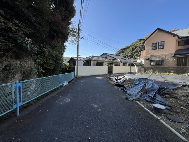 海まで徒歩４分！閑静な住宅街の日当たり良好な新築戸建の前面道路含む現地写真