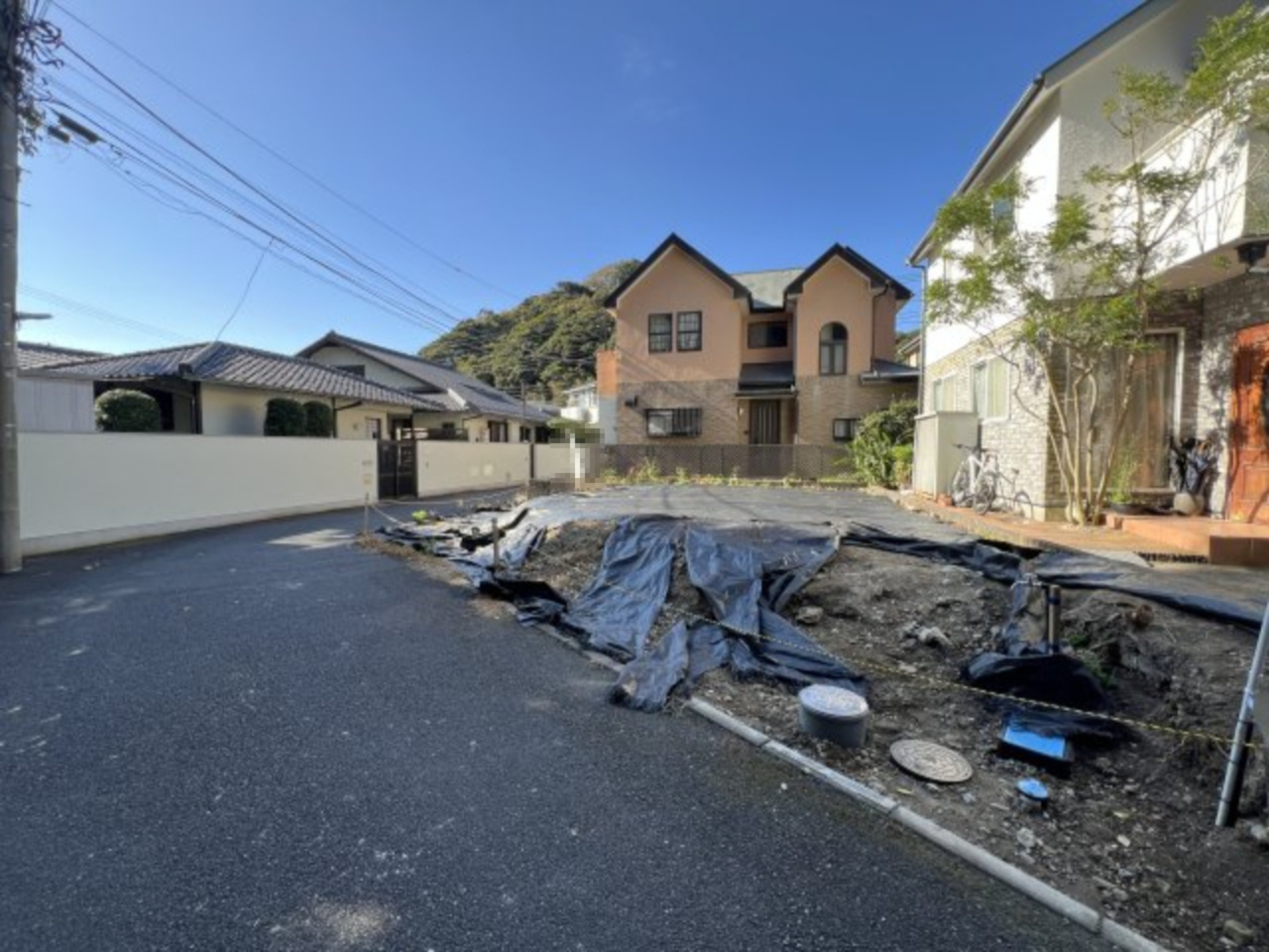 海まで徒歩４分！閑静な住宅街の日当たり良好な新築戸建の前面道路含む現地写真