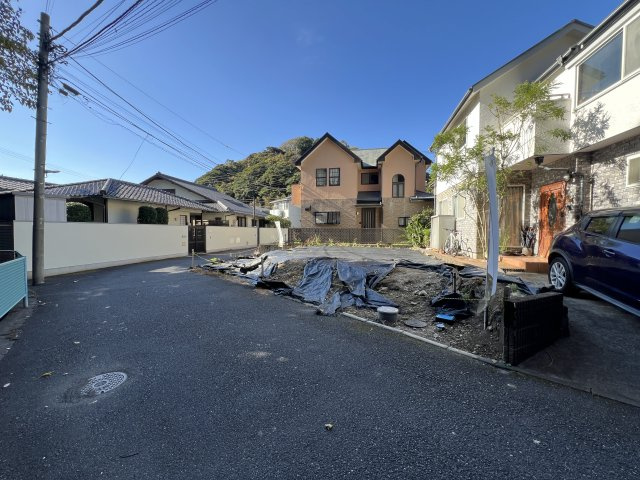 海まで徒歩４分！閑静な住宅街の日当たり良好な新築戸建の前面道路含む現地写真