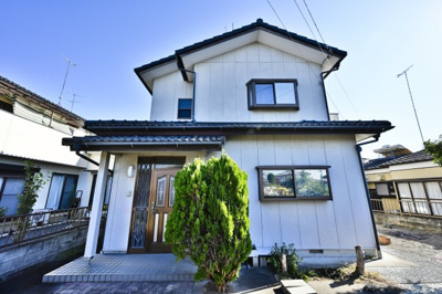 【外観】 | 太田市市場町　中古住宅 | 白を基調とした明るいエクステリア。
頑丈な瓦屋根で安心です。