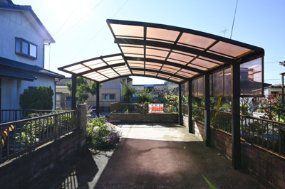 【駐車場】 | 太田市市場町　中古住宅 | カーポート付きで雨の日も濡れずに乗り降りできます。