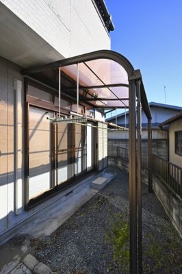 【外観】 | 太田市市場町　中古住宅 | 庇つきなので突然の雨からも洗濯物を守ります