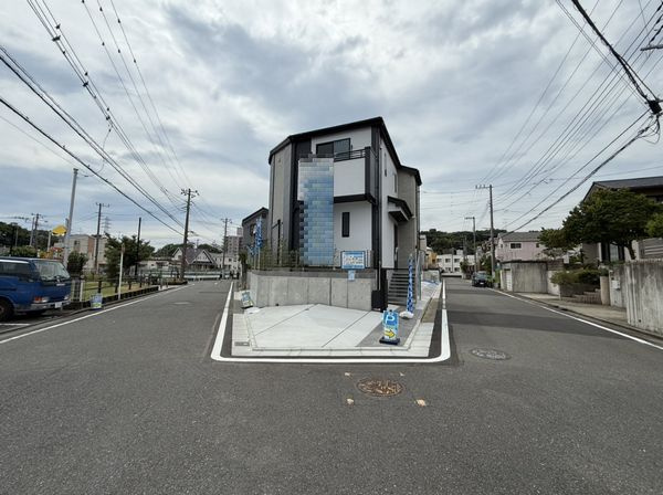 藤沢市白旗1丁目新築戸建て　№1の前面道路含む現地写真|前面道路含む現地写真です