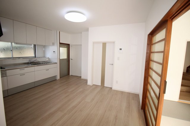 一宮東町　中古戸建　【リフォーム済】の居間・リビング|食堂　7.6帖　洋室　4.5帖