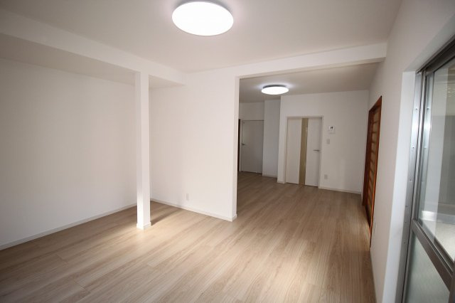 一宮東町　中古戸建　【リフォーム済】の居間・リビング|食堂　7.6帖　洋室　4.5帖