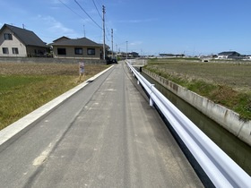 売土地の前面道路含む現地写真