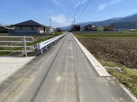 売土地の前面道路含む現地写真