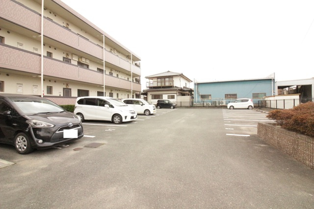 メゾンルミエールの駐車場