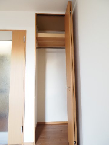 【収納】 | マノワール | 天井高まであるクローゼット、上段に荷物も入りそう