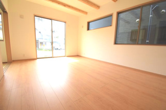 【居間・リビング】 | 安佐北区亀山２（河戸帆待川駅）C棟【築後未入居物件】 | 16帖リビング☆
対面式のキッチンでリビングが見渡せるので、お子様やご家族の様子が見えて安心です♪