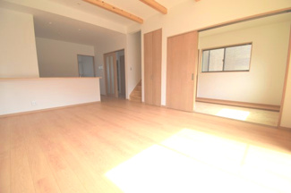 【居間・リビング】 | 安佐北区亀山２（河戸帆待川駅）C棟【築後未入居物件】 | 16帖リビング☆
対面式のキッチンでリビングが見渡せるので、お子様やご家族の様子が見えて安心です♪