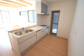 【キッチン】 | 安佐北区亀山２（河戸帆待川駅）C棟【築後未入居物件】 | 火を使わないIHで安心調理♪凹凸がないのでお掃除らくらく♪
対面式のキッチンでリビングが見渡せるので、お子様やご家族の様子が見えて安心です♪