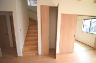 【居間・リビング】 | 安佐北区亀山２（河戸帆待川駅）C棟【築後未入居物件】 | 家族に目が届く人気のリビング階段の間どりです♪