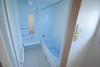 【浴室】 | 安佐北区亀山２（河戸帆待川駅）C棟【築後未入居物件】 | ゆったりした浴槽は、足を伸ばしてゆったり湯船につかることができます。
。