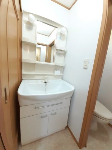 クリスタルハート　　刈谷市近郊の賃貸はクラスホームの洗面所|明るい洗面所です