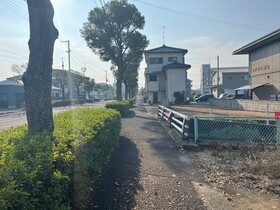 西条市大町608-1の前面道路含む現地写真